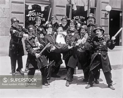  Keystone Cops！大騒動と slapstick を楽しめるサイレントコメディ